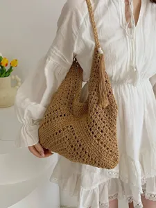 Borsa tote in paglia intrecciata a mano con nappina, perfetto stile vintage da spiaggia.