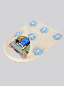 Gemütliche Strick-Umhängetasche mit blauen Häkelblumen, geräumige und stylische Freizeittasche.