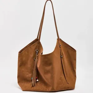 Grand sac cabas souple en daim marron pour femme, sac porté épaule élégant avec pompon charm.