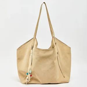 Vue détaillée du sac cabas vintage en suédine souple avec un style chic et décontracté élégant.