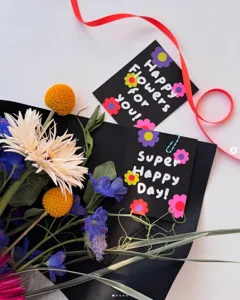 Detalle de tarjeta de felicitación floral cuadrada estilo Ins con diseño muy lindo.