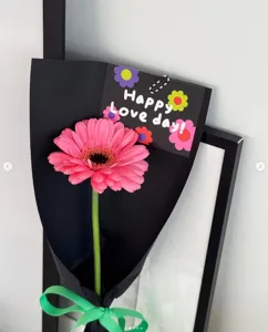 Tarjeta de felicitación floral cuadrada estilo INS con texto Happy Love day para regalos.