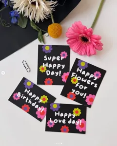 Tarjetas de felicitación negras estilo Ins con flores coloridas, ideales para regalos y cumpleaños.