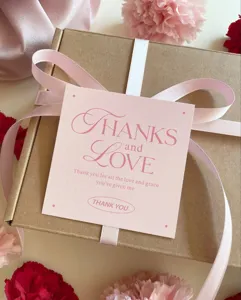 Tarjeta de felicitación cuadrada rosa con texto para envolver regalos y decoración de ramos