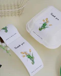 Nahaufnahme von minimalistischen Tulpen Rechteck Aufkleber Rolle und Geschenkbox Siegel Dekor.