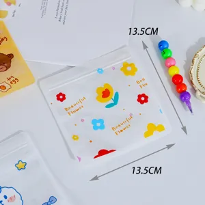Détail de sachet zippé en plastique transparent, joli imprimé floral pour biscuits et bonbons.