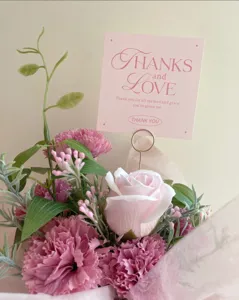 Preciosa tarjeta de felicitación cuadrada rosa estilo ins con bonito ramo y mensaje.