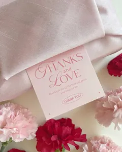 Tarjeta de felicitación cuadrada rosa con texto de agradecimiento y amor para ramos.