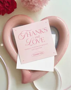 Tarjeta de felicitación cuadrada rosa con texto thanks and love, ideal para ramos y mensajes.