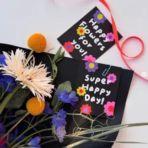 Tarjetas de felicitación cuadradas con diseño floral y texto feliz para regalos y cumpleaños.