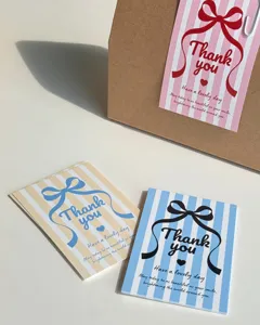 Dettaglio del biglietto d'auguri colorato con elegante motivo a righe e fiocco.