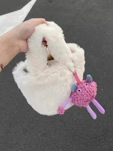 Flauschige Plüsch Beuteltasche mit süßem Monster Anhänger flauschige Handtasche für Damen