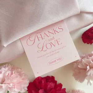 Tarjeta de felicitación cuadrada rosa con diseño romántico, ideal para ramos.
