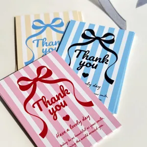 Biglietto d'auguri creativo a righe con fiocco per decorazione di bouquet e regali.