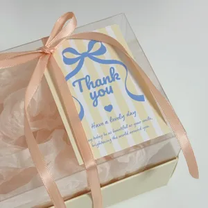 Biglietto di auguri di ringraziamento con fiocco, carta decorativa per confezioni regalo e fiori.
