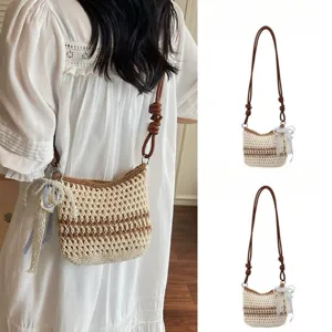 Joli sac à bandoulière miniature en paille tricotée fait main avec un ruban et une perle.