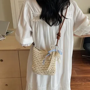 Mini sac de téléphone en paille tissée chic pour femmes, sac bandoulière tricoté léger.