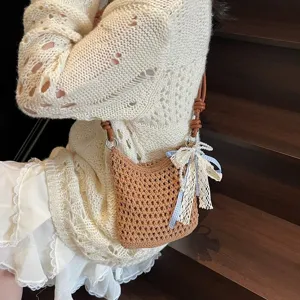 Sac à bandoulière mini tissé fait main pour femme avec charm ruban mignon et pendentif perle.
