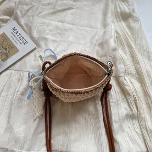 Vue détaillée de l'intérieur du sac bandoulière tissé à la main avec fermeture éclair.