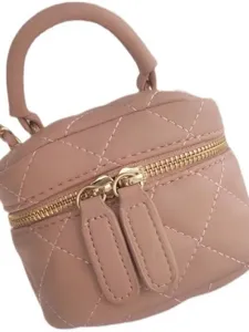 Bolso bandolera mini acolchado rosa para mujer con asa y cremalleras doradas.