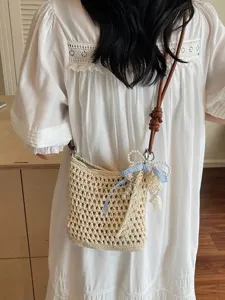 Sac à bandoulière tissé à la main pour femmes, mini sac tricoté avec nœud en perles.