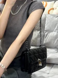 Borsa a tracolla nera trapuntata da donna, elegante borsa crossbody con dettaglio in metallo.