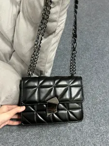 Borsa a tracolla trapuntata nera con catena da donna, stile scuro borsa quadrata.