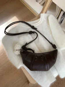 Stilvolle dunkelbraune Croissant Umhängetasche, minimalistische PU Leder Handtasche Damen.