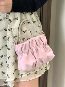 Borsa a nuvola arricciata rosa con manico in strass e catena chic per la moda primaverile.
