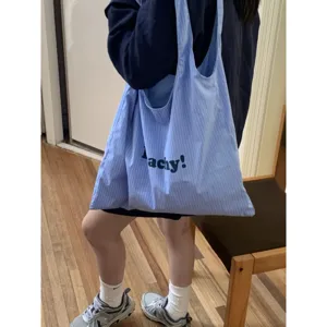 Borsa a tracolla in tela a righe azzurre con stampa di lettere per donna stile casual