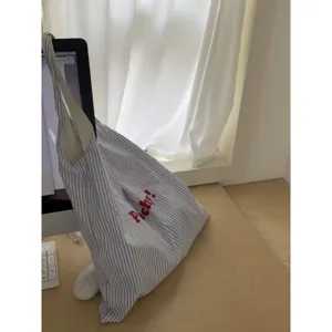 Borsa tote in tela a righe blu e bianche con stampa di lettere rosse, stile casual chic.