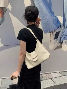 Minimalistische hobo schoudertas met metalen detail voor dames, chique casual tas.