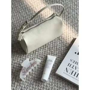 Dettaglio borsa a tracolla cilindrica mini in pelle PU con texture squisita e stile chic.