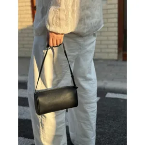 Borsa a tracolla cilindrica in pelle PU nera minimalista da donna, mini borsa chic.