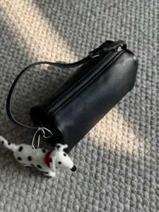 Borsa cilindrica minimalista in pelle PU nera da donna, piccola borsa a tracolla elegante.
