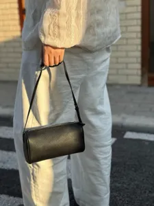 Mini borsa a tracolla cilindrica in pelle PU nera da donna, borsa Boston chic estiva.