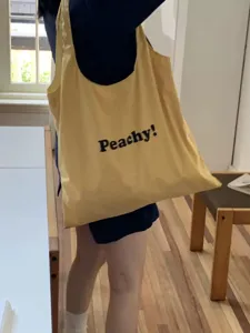 Koreanischer großer Nylon-Shopper in Gelb mit Buchstaben-Druck, lässige und schicke Tasche.