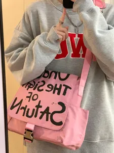 Borsa a tracolla rosa in tela con scritte graffiti nere, grande borsa casual da viaggio.