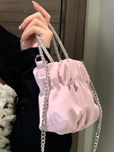 Borsa a mano nuvola plissettata rosa con manici in strass luminosi e tracolla a catena di metallo.