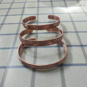 Bracciale rigido magnetico in puro rame vintage con motivo floreale inciso, misura regolabile.