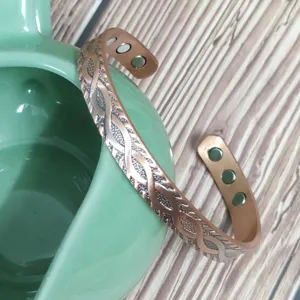 Vista dettagliata del bracciale magnetico in puro rame 8mm rétro con simbolo infinito e magneti.