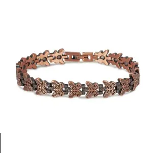Elegante pulsera magnética de cobre para mujer con eslabones de mariposa y cierre seguro.
