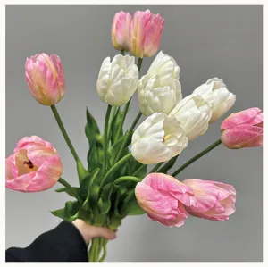 Detailaufnahme eines künstlichen Tulpenstrauches, realistische rosa und weiße Blumen.