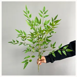 Vue détaillée de feuilles de Nandina artificielles, montrant un feuillage vert réaliste pour déco.