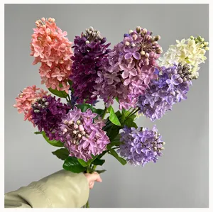 Detailopname van kunst seringen bloemboeket, kleurrijke neobloem decoratie voor thuis.