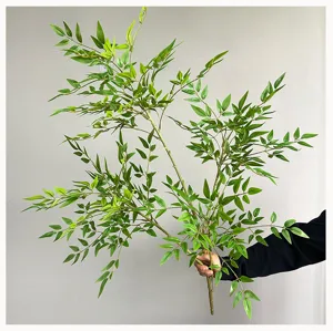 Détail de branche de nandina artificielle, feuilles vertes réalistes pour décoration