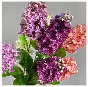 Gedetailleerde close-up van een kunstmatige syringa bloemenboeket, realistische bloemstuk.