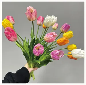 Realistischer künstlicher Tulpenstrauß im Detail, bunte Farben, perfekt für Vasen Deko zu Hause.