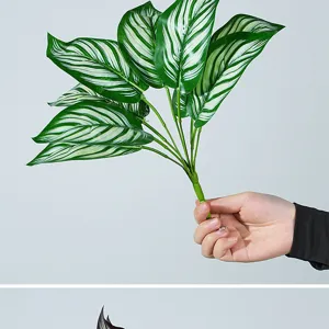 Vista detallada de hojas de plantas de calatea artificiales con venas blancas muy realistas.