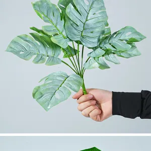 Primer plano de hoja de costilla de Adán artificial, detalle de follaje verde decorativo.